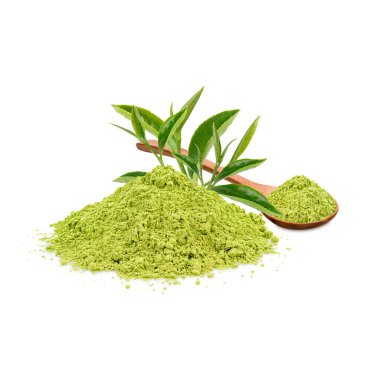 Beyaz arka planda, kaşıkla izole edilmiş yeşil kibrit tozu.