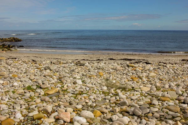 Низкий Прилив Пляже Мелких Камней — стоковое фото