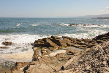 Sahildeki kayalıklardan görülen sert Cantabrian denizi