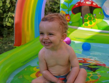 Oğlum su oyunlarını seviyor.