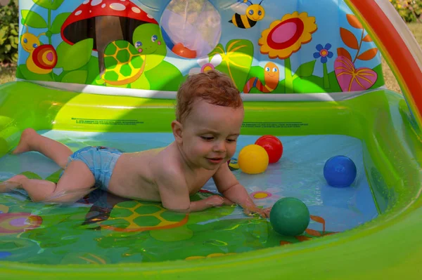 快乐的蹒跚学步的幼儿 带着小球在塑料池子里玩耍 — 图库照片