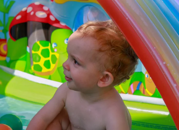Peuter Genieten Van Zijn Tijd Een Plastic Zwembad Tuin — Stockfoto