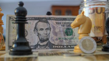 Satranç tahtasında dolar ve avro yarışıyor
