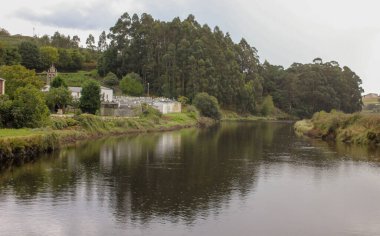 Nehre yakın bir köyde evler.