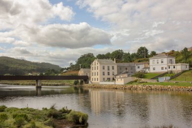 Köprü yakınındaki eski evler nehre yansıdı