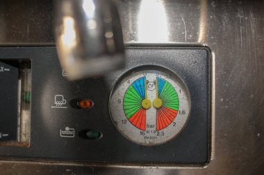 O kahve makinesi barımda çok güzel kahve yaptı.