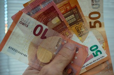 Elimde borçlarımı ödemek için birkaç euro var.