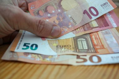 Ekonomi için zor günlerde elimde avroluk banknotlar