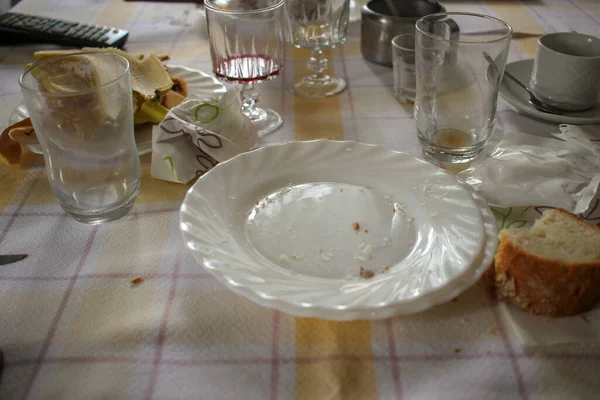 Αποφάγια Από Μεσημεριανό Είναι Ακόμα Στο Τραπέζι — Φωτογραφία Αρχείου