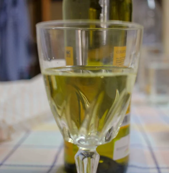 桌上放了一杯来自西班牙加利西亚的白葡萄酒 — 图库照片