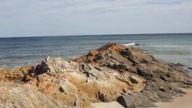 İspanya 'nın Foz kentindeki Cantabrian kıyılarında kayalar