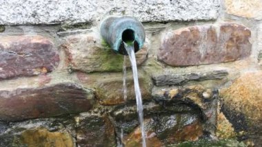 San Martinho katedralindeki çeşmeden su akıyor.