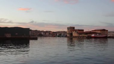 İspanya 'nın Burela limanında gün batımı ışıkları