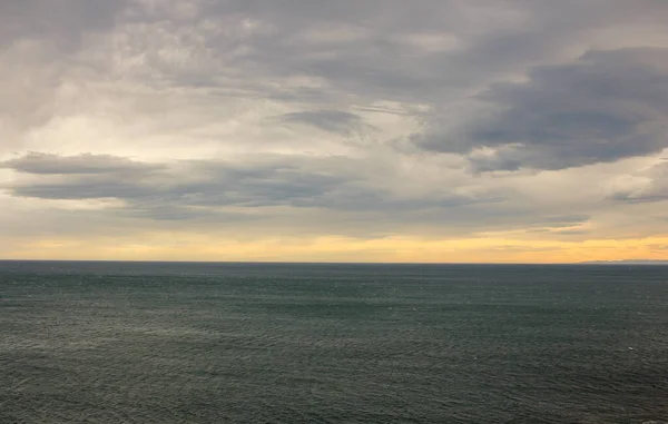 Sonnenuntergang Über Dem Meer Bei Bewölktem Himmel — Stockfoto
