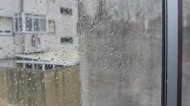 Üzücü, yağmurlu bir öğleden sonra penceremden