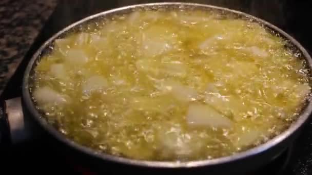 Gotowanie Hiszpańskiego Omletu Domu — Wideo stockowe