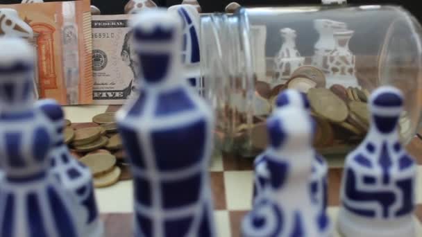 Ευρώ Και Δολάρια Στη Σκακιέρα — Αρχείο Βίντεο