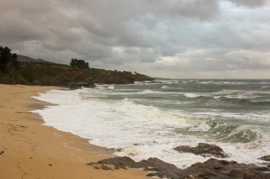 Foz 'da bulutlar ve dalgalar, Cantabrian sahillerinde