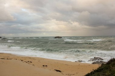 Foz 'da bir plaj Cantabrian Denizi' nde kışın