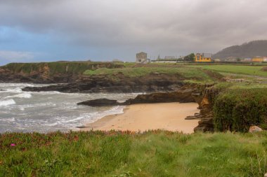 Foz 'da küçük ve ıssız bir plaj, Cantabrian denizinde.