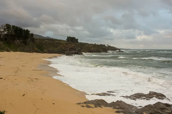 Spanya Nın Foz Şehrinde Cantabrian Denizinde Issız Bir Plaj — Stok fotoğraf