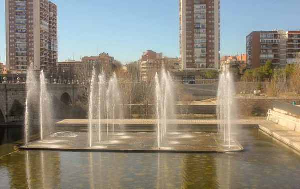 Fontaines Dans Rivière Manzanares Madrid Avec Quelques Hauts Bâtiments Arrière — Photo