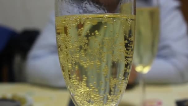 Yılbaşı Kutlamalarında Bir Bardak Şampanya — Stok video