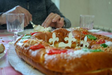 Epifani pastası yiyen yaşlı bir adam mı yoksa evinde Roscon de Reyes mi?