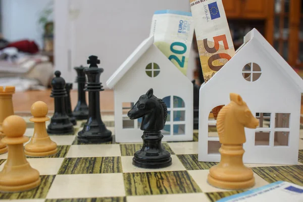 Notas Euro Dentro Casas Brancas Tabuleiro Xadrez Conceito Investir Real — Fotografia de Stock