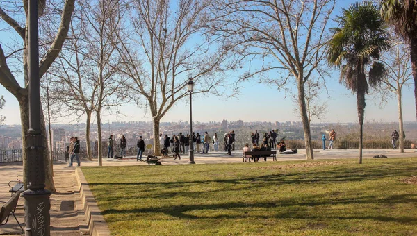 Nsanlar Madrid Bir Parkta Şehri Görmek Için Toplanıyorlar — Stok fotoğraf