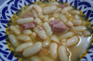 Fabada, İspanya 'nın Asturias kentinden tipik lezzetli bir yemektir. Fasulye ve domuz etiyle yapılıyor.