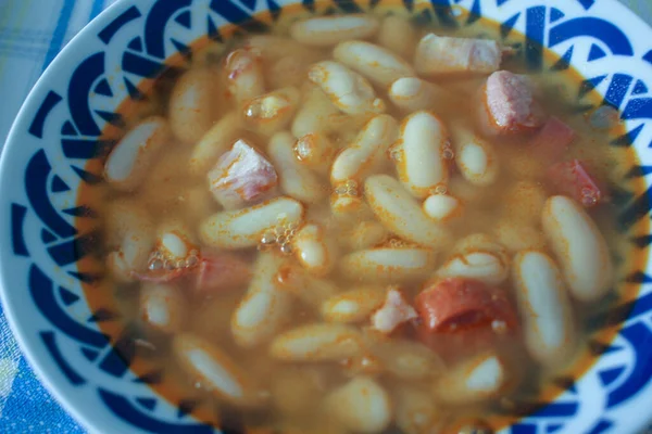 意大利面是用豆子和猪肉做的一道菜 是阿斯图里亚斯特有的 — 图库照片