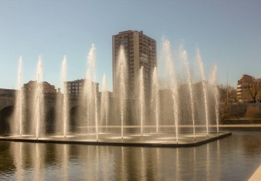 İspanya 'nın başkenti Madrid' deki Manzanares Nehri 'ndeki çeşmeler.