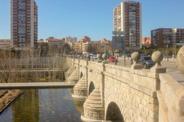 Madrid 'deki tarihi köprü Manzanares nehri üzerinde.