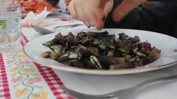 フジツボはとても美味しくてタンパク質を持っていて — ストック動画
