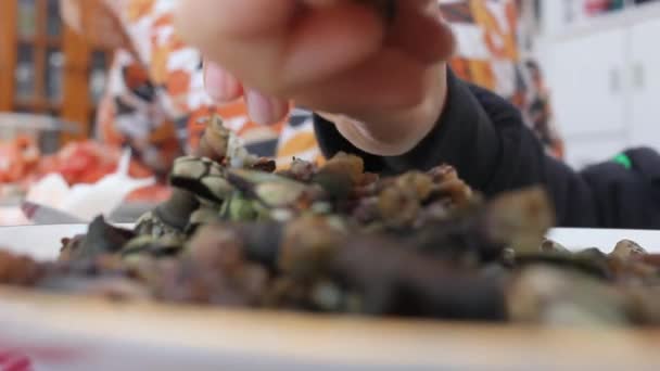男孩吃午饭时吃藤壶 — 图库视频影像