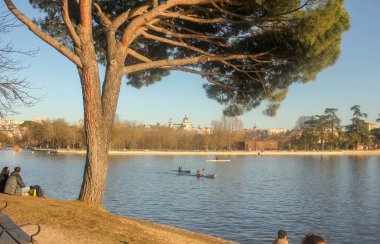 Günbatımı Madrid 'de kürek çekmek için iyi bir zamandır.