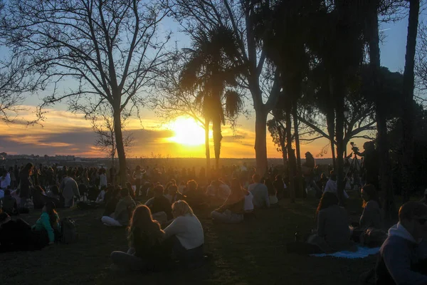 Menschen Einem Park Madrid Genießen Das Sonnenuntergangslicht Das Sich Über Stockfoto