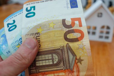 Kriz anlarında ödemek için sol elimde euro banknotları var