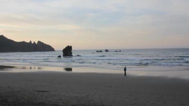 Gün batımında Aguilar sahilinde yürümek