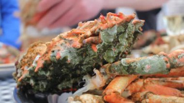 Masanın üzerindeki kırıntıların tadını çıkar.