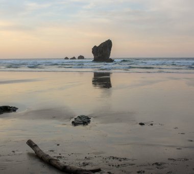 Günbatımında İspanya, Asturias, Aguilar plajında barış