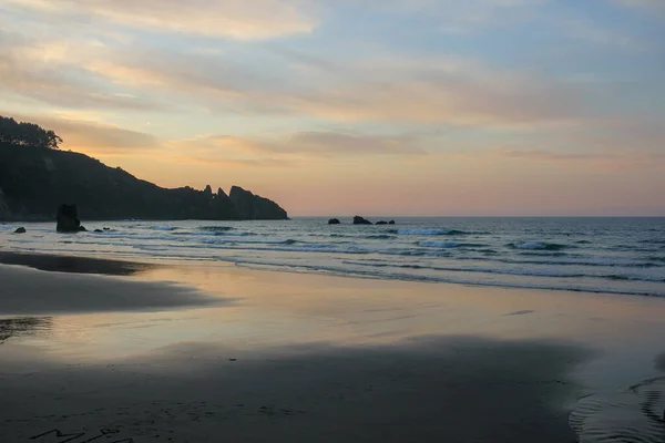 Západ Slunce Pláži Aguilar Asturii Španělsko Kantábrijském Moři — Stock fotografie