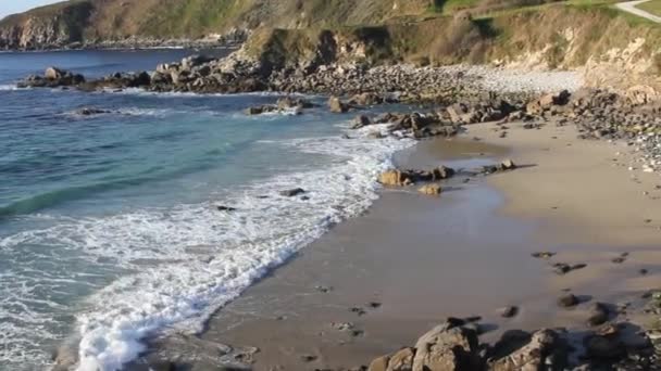 Wellen Erreichen Einen Strand Der Kantabrischen Küste — Stockvideo