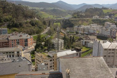 İspanya 'nın Asturias kıyısındaki Luarca' nın arkasındaki dağların manzarası.