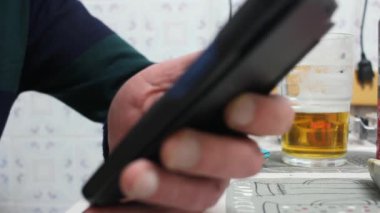 cep telefonunu chat yapan adam