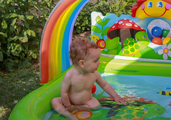 Μωρό Απολαμβάνει Μια Ηλιόλουστη Μέρα Στην Πισίνα Στον Κήπο — Φωτογραφία Αρχείου