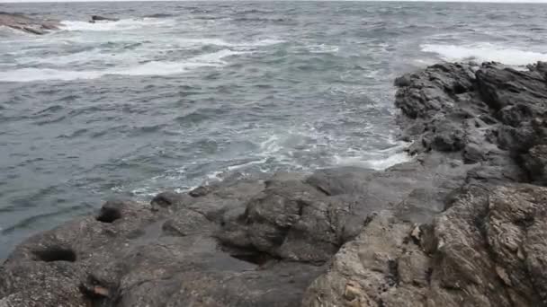 Βράχια Μια Φθινοπωρινή Μέρα Στην Κανταβρική Θάλασσα — Αρχείο Βίντεο
