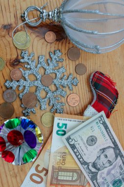 Avro ve dolar notları ve Noel süsleri