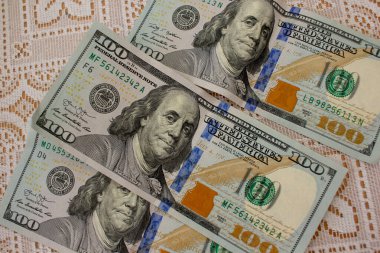 Masada borçlarımı ödemek için 300 dolarlık banknotlar var.